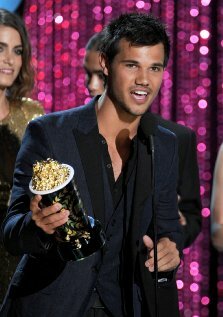 Церемония вручения премии MTV Movie Awards 2012 смотреть онлайн - FanFilm4K Церемония вручения премии MTV Movie Awards 2012 постер