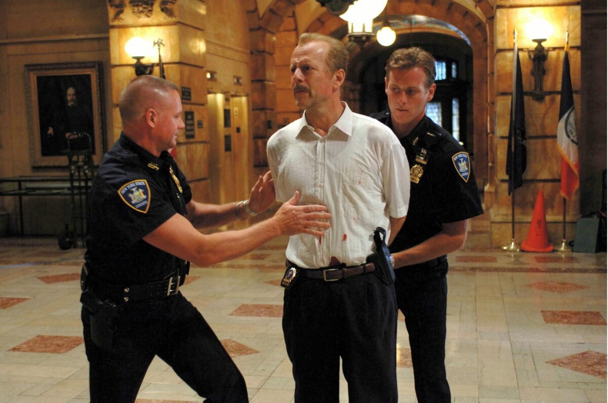 Кадр 2 из 16 кварталов 16 кварталов (2006) Постер 2