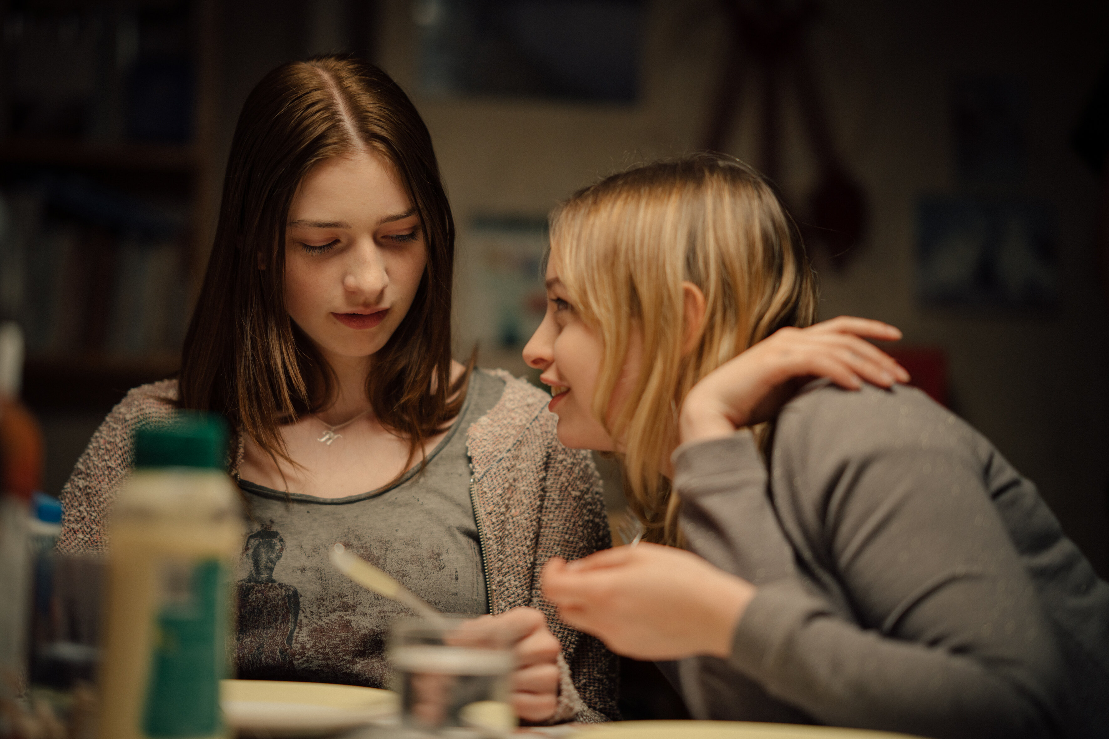 Кадр 1 из Холли Холли (2023) Постер 1